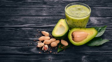 Avokado güler yüzlü ve keten tohumu ve fındık. Ahşap bir arka plan üzerinde. Metin için özgür yer. Üstten Görünüm.