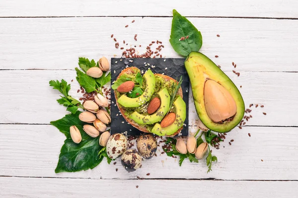 Sandwich Met Avocado Amandelen Een Houten Achtergrond Bovenaanzicht Vrije Ruimte — Stockfoto