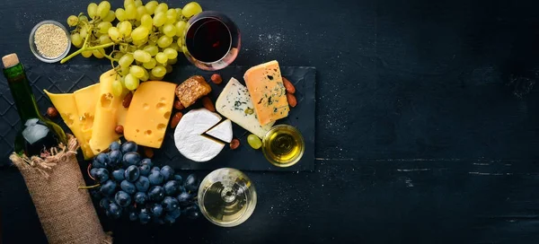 Assortimento Formaggi Una Bottiglia Vino Miele Noci Spezie Tavolo Legno — Foto Stock