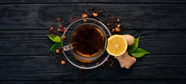 Tee Mit Zitrone Und Ingwer Heißgetränk Auf Einem Hölzernen Hintergrund — Stockfoto