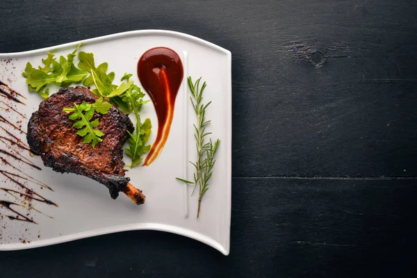 Bife Osso Com Tomates Uma Avelã Bife Fiorentino Fundo Madeira — Fotografia de Stock