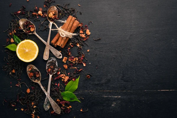 Ποικιλία Ξηρό Τσάι Και Αρωματικά Βότανα Και Μπαχαρικά Ένα Ξύλινο — Φωτογραφία Αρχείου