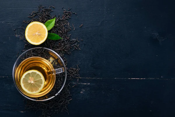 Tee Einer Glasschale Mit Gewürzen Und Kräutern Auf Schwarzem Holzgrund — Stockfoto