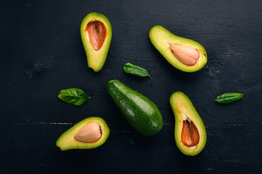 Ahşap arka plan üzerinde avokado. Üstten Görünüm. Metniniz için boş alan.