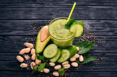 Avokado ve salatalık keten tohumu ve fındık ile güler yüzlü. Ahşap bir arka plan üzerinde. Üstten Görünüm. Metniniz için boş alan.