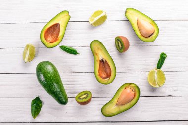 Avokado, kivi ve kireç ahşap arka plan üzerinde. Üstten Görünüm. Metniniz için boş alan.