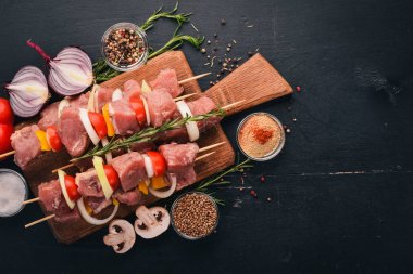 Ham kebap et sebze ahşap bir zemin üzerine gelen. Üstten Görünüm. Metin için boş alan.