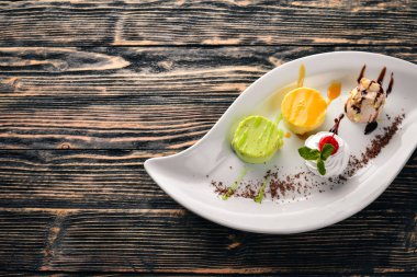 Antep fıstığı, portakal, çikolata tadı ile Panakota. Ahşap bir arka plan üzerinde. Metniniz için boş alan. Üstten Görünüm.