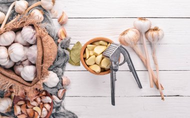 Sarımsak. Beyaz ahşap zemin üzerinde taze sarımsak kümesi. Üstten Görünüm. Kopya alanı.