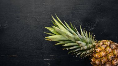 Ananas ahşap arka plan üzerinde. Üstten Görünüm. Metin için boş alan.