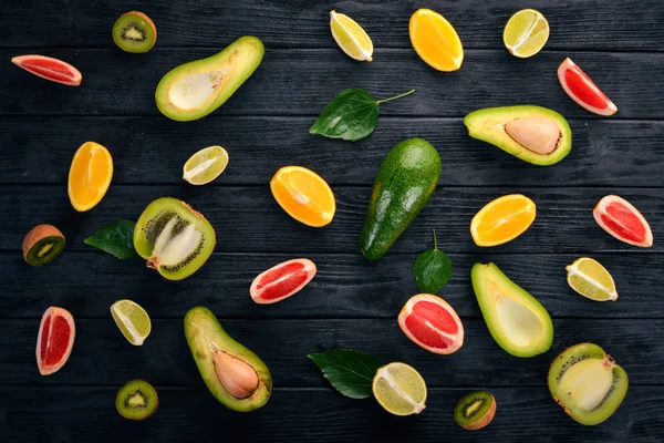 Frukt Trä Bakgrund Avokado Lime Apelsin Grapefrukt Och Kiwi Ovanifrån — Stockfoto