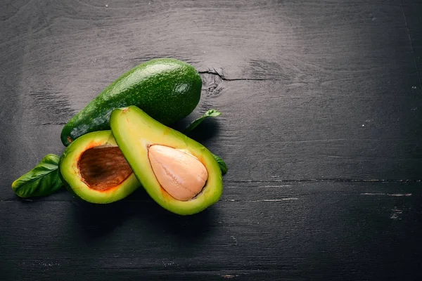 Avocado Een Houten Achtergrond Bovenaanzicht Vrije Ruimte Voor Tekst — Stockfoto