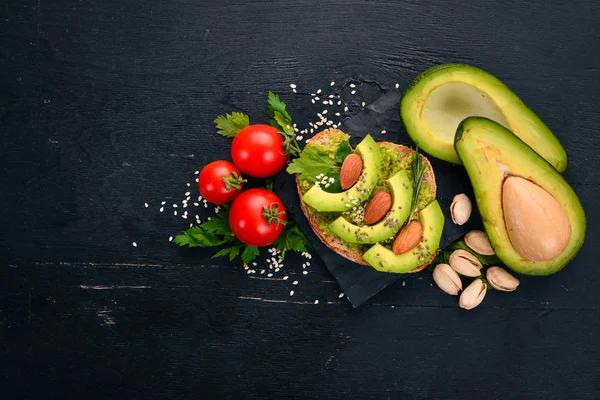 Sandwich Met Avocado Amandelen Een Houten Achtergrond Bovenaanzicht Vrije Ruimte — Stockfoto