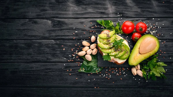 Sandwich Met Avocado Boter Chia Zaden Een Houten Achtergrond Bovenaanzicht — Stockfoto