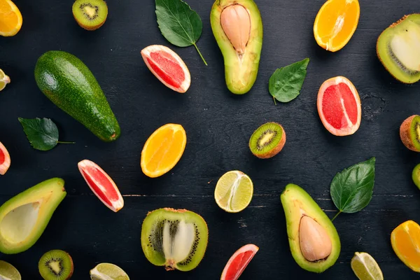 Φρούτα Φόντο Ξύλινη Αβοκάντο Λάιμ Πορτοκάλι Γκρέιπφρουτ Και Ακτινίδιο Top — Φωτογραφία Αρχείου