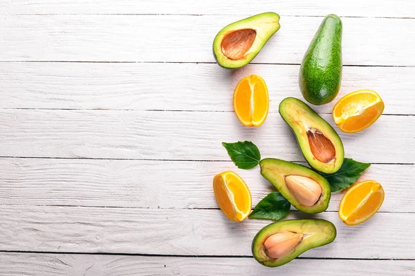 Sinaasappel Avocado Een Houten Achtergrond Bovenaanzicht Vrije Ruimte Voor Tekst — Stockfoto