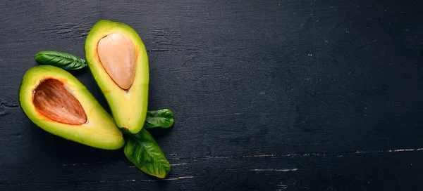 Avocado Auf Einem Hölzernen Hintergrund Ansicht Von Oben Freiraum Für — Stockfoto