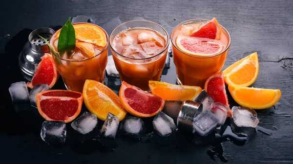 Variety Cocktails Whiskey Orange Grapefruit Juice Negroni Wooden Black Background — Stock Photo, Image