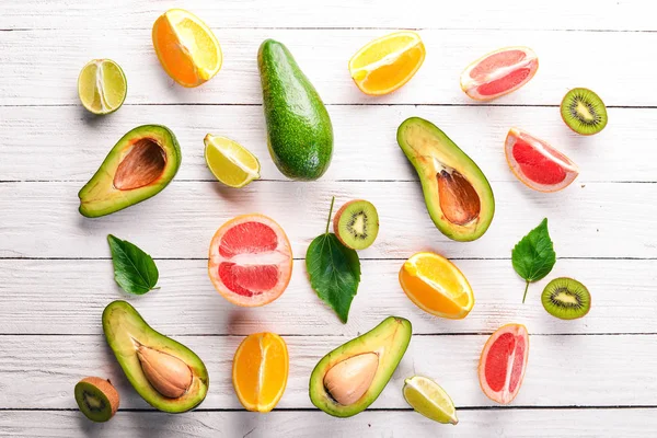 Frukt Trä Bakgrund Avokado Lime Apelsin Grapefrukt Och Kiwi Ovanifrån — Stockfoto