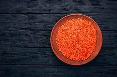 Ahşap arka plan üzerinde kırmızı mercimek. Üstten Görünüm. Kopya alanı.