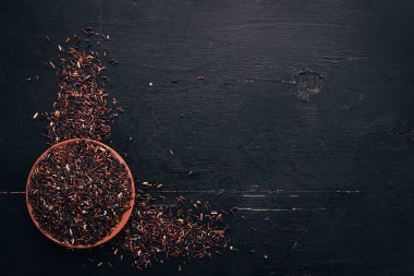 Siyah kuru pirinç. Ahşap bir arka plan üzerinde. Üstten Görünüm. Kopya alanı.