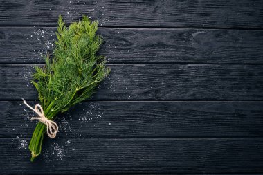 Ahşap arka plan üzerinde taze yeşil dereotu. Üstten Görünüm. Metniniz için boş alan.