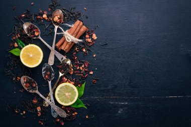 Kuru çay ve kokulu otlar ve baharatlar ürün yelpazesine. Ahşap bir arka plan üzerinde. Üstten Görünüm. Kopya alanı.