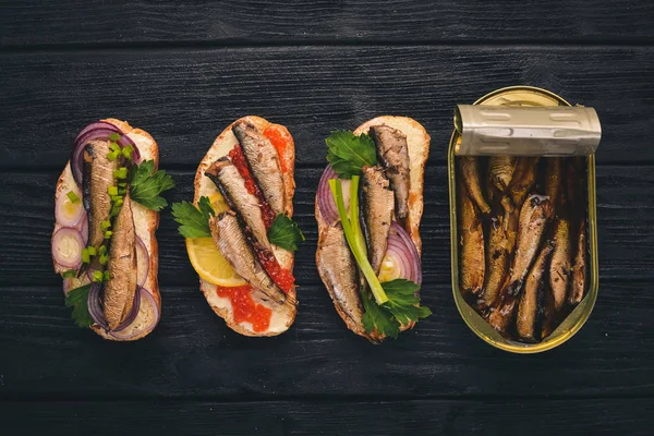 Conjunto Sándwiches Con Espadines Caviar Cebolla Perejil Sobre Fondo Madera — Foto de Stock