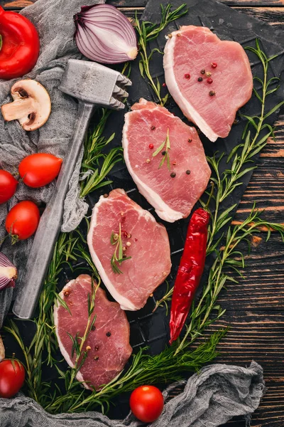 Hovězí Steak Čerstvou Zeleninou Rozmarýnem Koření Černém Pozadí Dřevěná Pohled — Stock fotografie