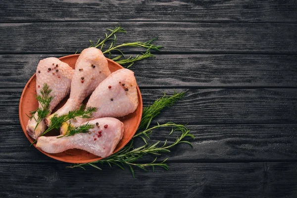 Pernas Frango Cru Com Alecrim Especiarias Fundo Madeira Preta Vista — Fotografia de Stock