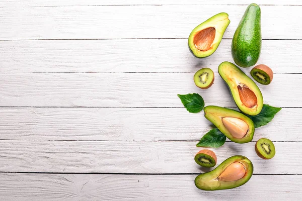 Avokado Och Kiwi Trä Bakgrund Ovanifrån Fritt Utrymme För Din — Stockfoto