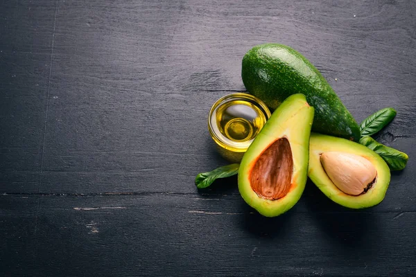 Avokado Och Avokado Olja Trä Bakgrund Ovanifrån Fritt Utrymme För — Stockfoto