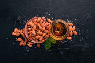 Amaretto badem likörü. Badem ahşap arka plan üzerinde. İtalyan içki üstten görünüm. Metin için boş alan.