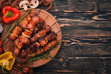 Soğan ve baharatlarla Marine pişmiş kebabı. Ahşap bir arka plan üzerinde. Üstten Görünüm. Metin için boş alan.