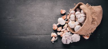 Eski bez torba sarımsak. Taze sarımsak ahşap arka plan üzerinde. Üstten Görünüm. Metin için boş alan.