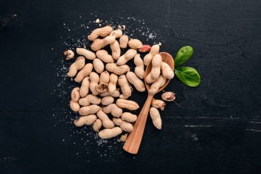 Fıstık koyu ahşap arka plan üzerinde. Sağlıklı aperatifler. Üstten Görünüm. Metin için boş alan.