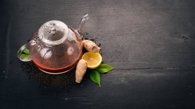 Zencefil ve limon ile çay. Ahşap arka plan üzerinde sıcak bir içecek. Üstten Görünüm. Kopya alanı.