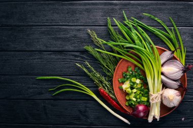 Soğan ahşap arka plan üzerinde. Üstten Görünüm. Metniniz için boş alan.