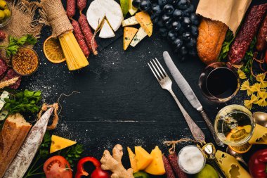 Çeşitli peynir, sosis, şaraplar, geleneksel baharat ve ahşap arka plan üzerinde taze sebze. Peynir brie, mavi peynir, gorgonzola, fuete, salam. İtalyan ve İspanyol mutfağı. Boş alan.