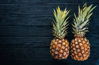 Ananas ahşap arka plan üzerinde. Üstten Görünüm. Metin için boş alan.