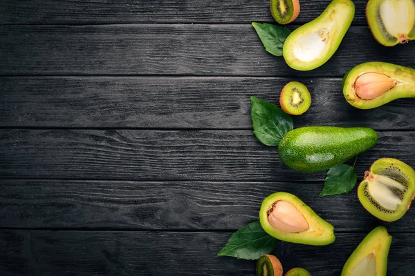 Aguacate Kiwi Sobre Fondo Madera Vista Superior Espacio Libre Para —  Fotos de Stock