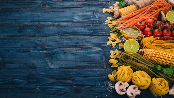 Італійської Кухні Свіжі Овочі Набір Макаронів Локшини Спагетті Синьому Тлі — стокове фото