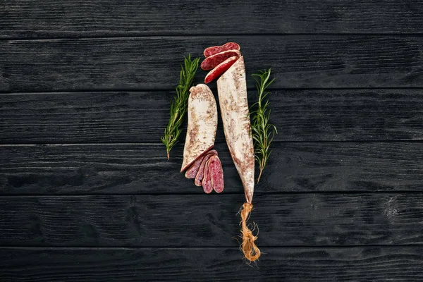 Fuet Salami Rosemary Salsicha Tradicional Espanhola Fundo Madeira Preto Vista — Fotografia de Stock