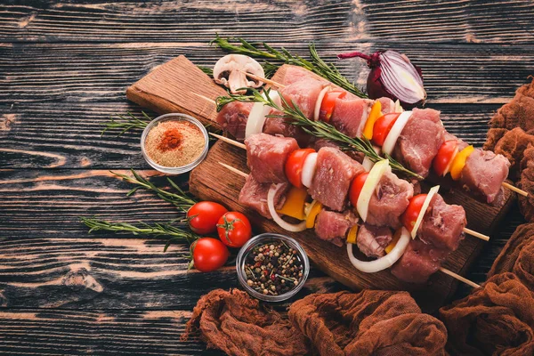 Kebab Crudo Carne Uno Sfondo Legno Con Verdure Vista Dall — Foto Stock