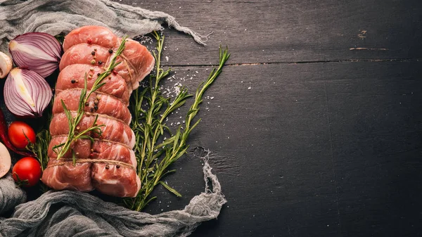 Carne Cruda Filetto Manzo Con Verdure Fresche Rosmarino Spezie Fondo — Foto Stock
