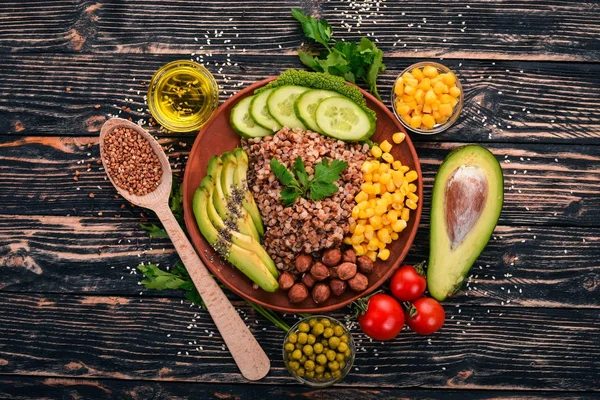 Sağlıklı Gıda Karabuğday Avokado Salatalık Mısır Fındık Ahşap Bir Arka — Stok fotoğraf