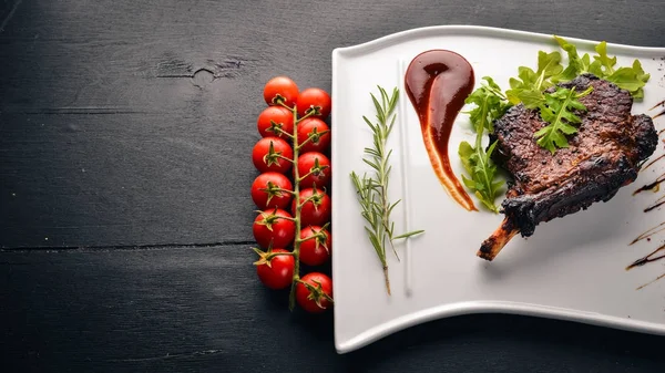 Bife Osso Com Tomates Uma Avelã Bife Fiorentino Fundo Madeira — Fotografia de Stock