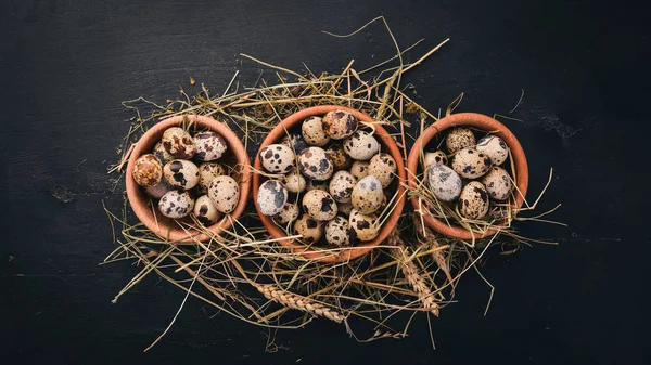 Vaktelägg Träskål Trä Bakgrund Ovanifrån Kopiera Utrymme — Stockfoto