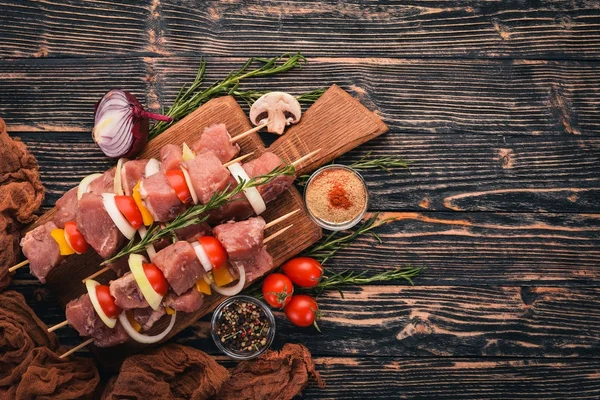 Kebab Crudo Carne Sobre Fondo Madera Con Hortalizas Vista Superior — Foto de Stock