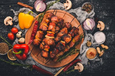 Şiş kebap ve soğanlı şiş kebap. Siyah ahşap masada..